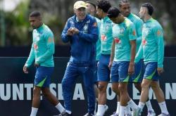 安切洛蒂自传里耿(gěng)耿(gěng)于怀穆里尼奥国米(mǐ)击败切尔西，老板真难伺候(hòu)！