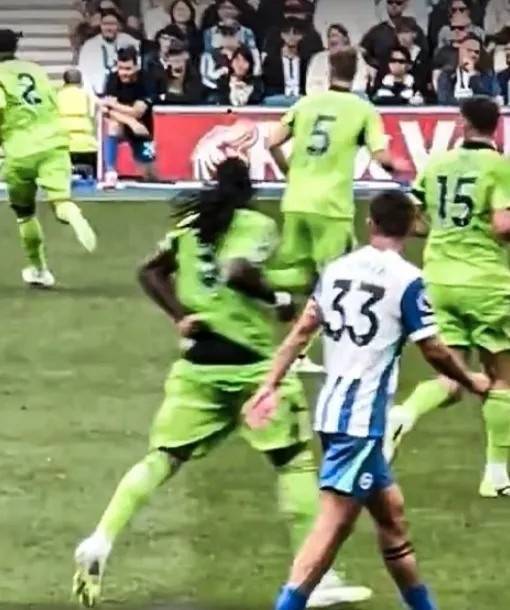 富勒姆球员巴锡边踢比赛边掉裤子，社媒回应：这场我肯定提好裤子