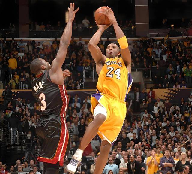 蝉联总冠军所向披靡！科比的数据看似平庸却是真正的赢家！