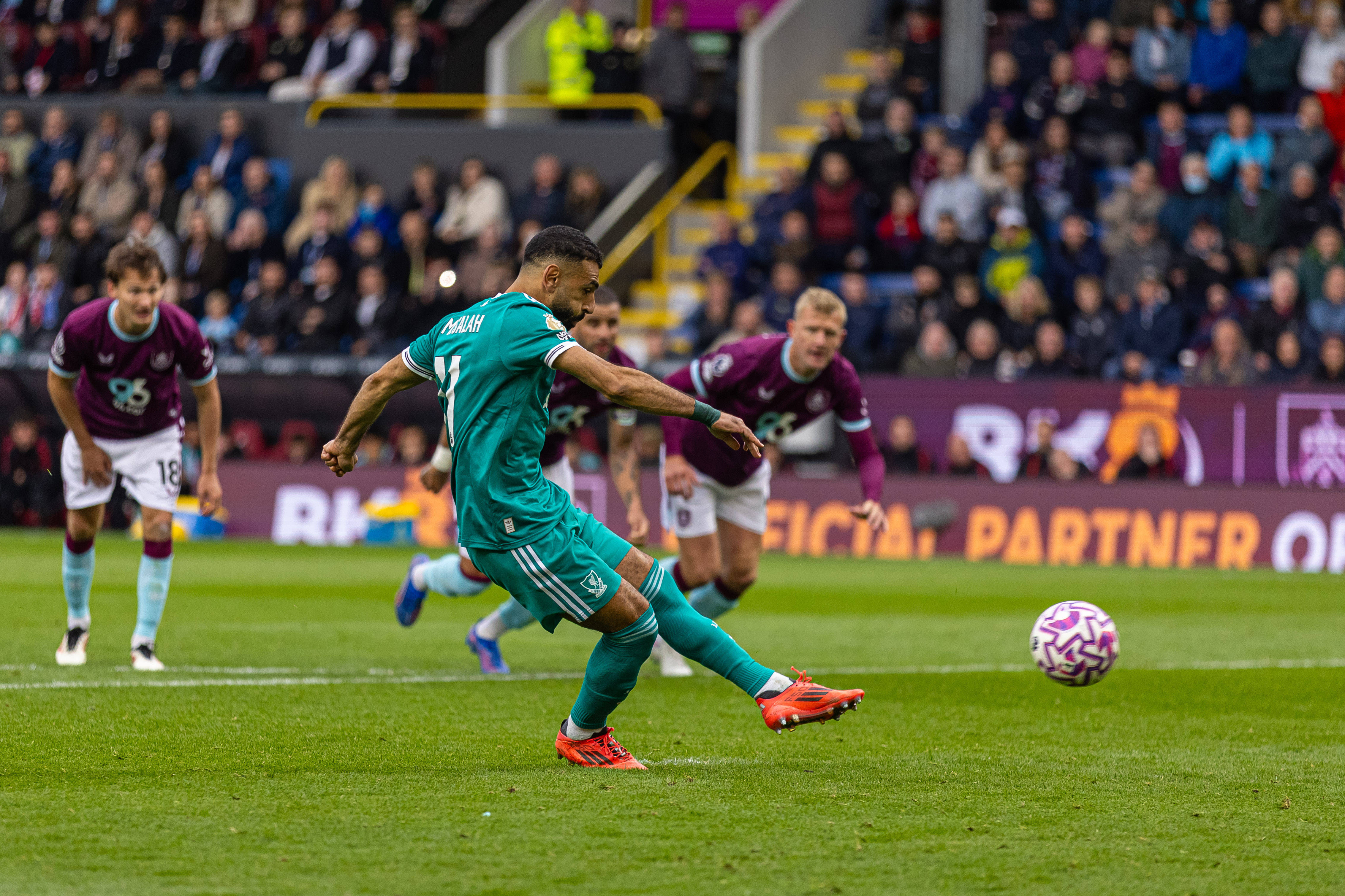 （体育）足球——英超：利物浦胜伯恩利